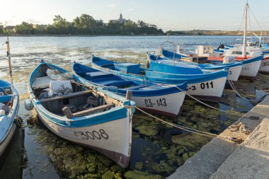 Sozopol, Bulgaristan - 9 Ağustos 2018: Süzebolu bağlantı noktası, Burgaz bölge, Bulgaristan teknesi Sunset deniz manzarası