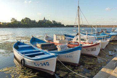 Sozopol, Bulgaristan - 9 Ağustos 2018: Süzebolu bağlantı noktası, Burgaz bölge, Bulgaristan teknesi Sunset deniz manzarası