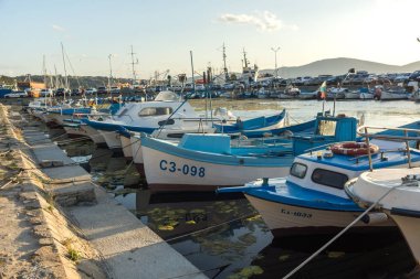 Sozopol, Bulgaristan - 9 Ağustos 2018: Süzebolu bağlantı noktası, Burgaz bölge, Bulgaristan teknesi Sunset deniz manzarası