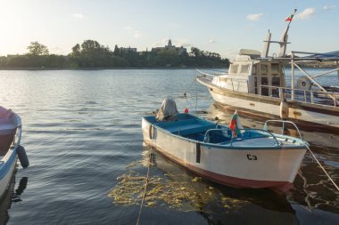 Sozopol, Bulgaristan - 9 Ağustos 2018: Süzebolu bağlantı noktası, Burgaz bölge, Bulgaristan teknesi Sunset deniz manzarası