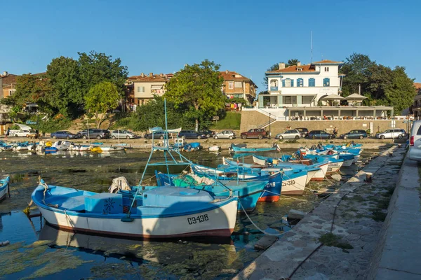 Sozopol, Bulgaristan - 9 Ağustos 2018: Süzebolu bağlantı noktası, Burgaz bölge, Bulgaristan teknesi Sunset deniz manzarası