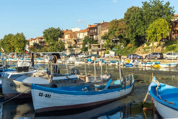 Sozopol, Bulgaristan - 9 Ağustos 2018: Süzebolu bağlantı noktası, Burgaz bölge, Bulgaristan teknesi Sunset deniz manzarası
