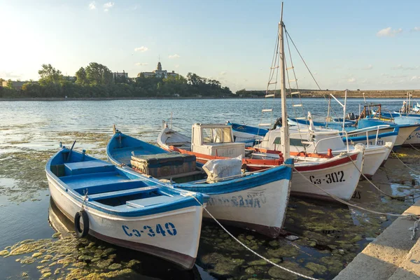 Sozopol, Bulgaristan - 9 Ağustos 2018: Süzebolu bağlantı noktası, Burgaz bölge, Bulgaristan teknesi Sunset deniz manzarası