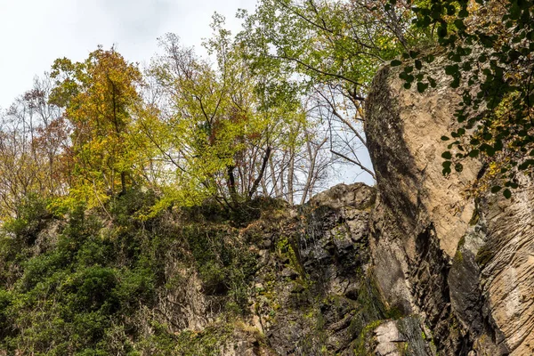 Sonbahar görünümü Samodivsko praskalo şelale, Rodop Dağları, Bulgaristan