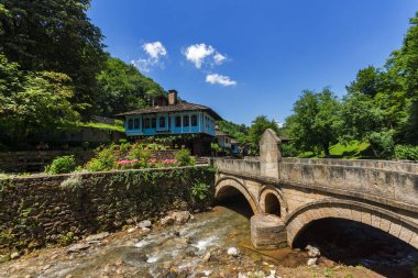 Etar, Gabrovo, Bulgaristan- 6 Temmuz 2018: Etar köyündeeski ev (Etara) Gabrovo kasabası yakınlarında, Bulgaristan