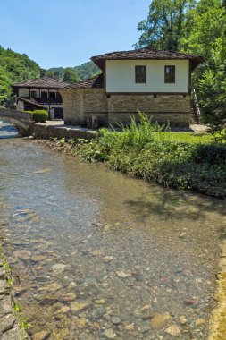 Etar, Gabrovo, Bulgaristan- 6 Temmuz 2018: Etar köyündeeski ev (Etara) Gabrovo kasabası yakınlarında, Bulgaristan