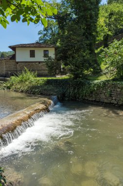Etar, Gabrovo, Bulgaristan- 6 Temmuz 2018: Etar köyündeeski ev (Etara) Gabrovo kasabası yakınlarında, Bulgaristan