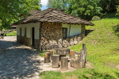 Etar, Gabrovo, Bulgaristan- 6 Temmuz 2018: Etar köyündeeski ev (Etara) Gabrovo kasabası yakınlarında, Bulgaristan