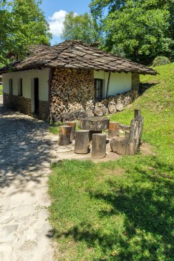 Etar, Gabrovo, Bulgaristan- 6 Temmuz 2018: Etar köyündeeski ev (Etara) Gabrovo kasabası yakınlarında, Bulgaristan