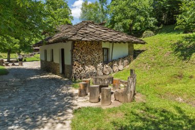 Etar, Gabrovo, Bulgaristan- 6 Temmuz 2018: Etar köyündeeski ev (Etara) Gabrovo kasabası yakınlarında, Bulgaristan