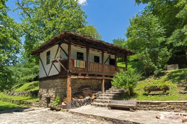Etar, Gabrovo, Bulgaristan- 6 Temmuz 2018: Etar köyündeeski ev (Etara) Gabrovo kasabası yakınlarında, Bulgaristan
