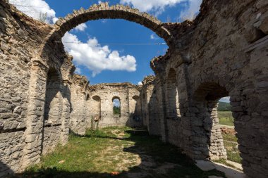 Ortaçağ Doğu Ortodoks Kilisesi, Saint John Rila Zhrebchevo rezervuar, Sliven bölge, Bulgaristan altındaki terk edilmiş