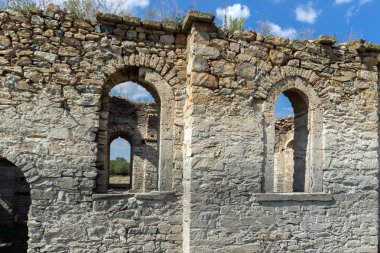Ortaçağ Doğu Ortodoks Kilisesi, Saint John Rila Zhrebchevo rezervuar, Sliven bölge, Bulgaristan altındaki terk edilmiş