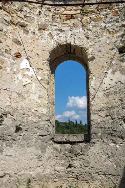 Ortaçağ Doğu Ortodoks Kilisesi, Saint John Rila Zhrebchevo rezervuar, Sliven bölge, Bulgaristan altındaki terk edilmiş