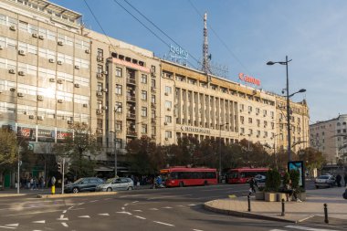 Belgrade, Sırbistan - 10 Kasım 2018: Tipik bina ve Belgrad, Sırbistan şehir merkezinde sokak