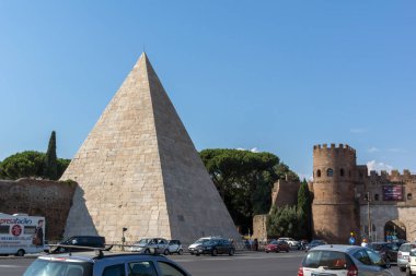Rome, İtalya - 22 Haziran 2017: piramit Caius Cestius ve Porta St. Paolo İtalya Roma şehir görünümünü şaşırtıcı