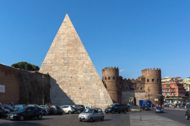 Rome, İtalya - 22 Haziran 2017: piramit Caius Cestius ve Porta St. Paolo İtalya Roma şehir görünümünü şaşırtıcı