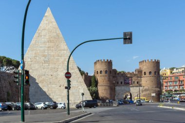 Rome, İtalya - 22 Haziran 2017: piramit Caius Cestius ve Porta St. Paolo İtalya Roma şehir görünümünü şaşırtıcı