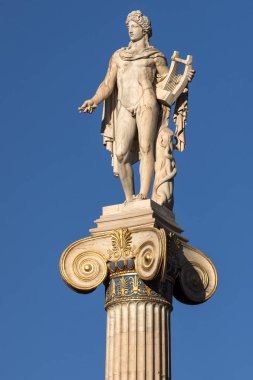 Antik Yunan tanrısı Apollo Academy of Athens, Attica, Yunanistan önünde heykelinin gün batımı görünümü