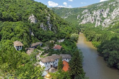 Ortaçağ Çerepiş Manastırı varsayım ve Iskar River Gorge, Vratsa bölge, Bulgaristan Panoraması