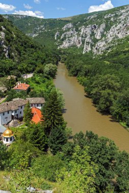 Ortaçağ Çerepiş Manastırı varsayım ve Iskar River Gorge, Vratsa bölge, Bulgaristan Panoraması
