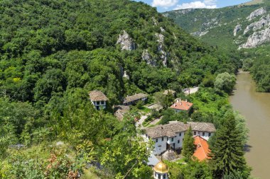 Ortaçağ Çerepiş Manastırı varsayım ve Iskar River Gorge, Vratsa bölge, Bulgaristan Panoraması