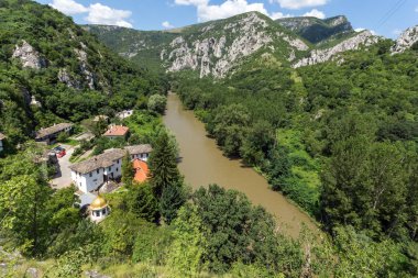 Ortaçağ Çerepiş Manastırı varsayım ve Iskar River Gorge, Vratsa bölge, Bulgaristan Panoraması