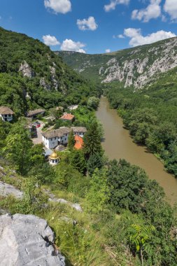 Ortaçağ Çerepiş Manastırı varsayım ve Iskar River Gorge, Vratsa bölge, Bulgaristan Panoraması
