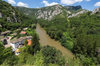Ortaçağ Çerepiş Manastırı varsayım ve Iskar River Gorge, Vratsa bölge, Bulgaristan Panoraması