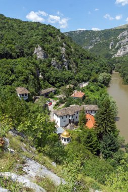 Ortaçağ Çerepiş Manastırı varsayım ve Iskar River Gorge, Vratsa bölge, Bulgaristan Panoraması