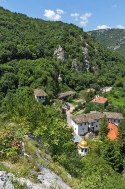 Ortaçağ Çerepiş Manastırı varsayım ve Iskar River Gorge, Vratsa bölge, Bulgaristan Panoraması