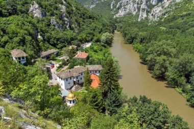 Ortaçağ Çerepiş Manastırı varsayım ve Iskar River Gorge, Vratsa bölge, Bulgaristan Panoraması
