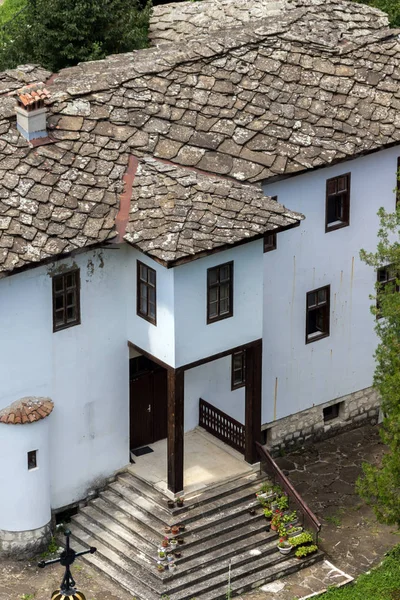 Ortaçağ Çerepiş Manastırı varsayım ve Iskar River Gorge, Vratsa bölge, Bulgaristan Panoraması