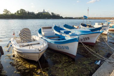 Sozopol, Bulgaristan - 9 Ağustos 2018: Süzebolu bağlantı noktası, Burgaz bölge, Bulgaristan teknesi gün batımı görünümü