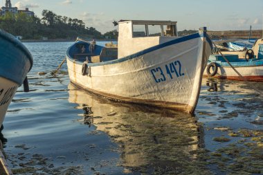 Sozopol, Bulgaristan - 9 Ağustos 2018: Süzebolu bağlantı noktası, Burgaz bölge, Bulgaristan teknesi gün batımı görünümü