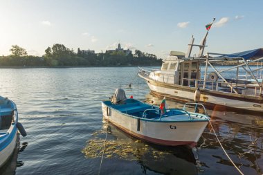 Sozopol, Bulgaristan - 9 Ağustos 2018: Süzebolu bağlantı noktası, Burgaz bölge, Bulgaristan teknesi gün batımı görünümü