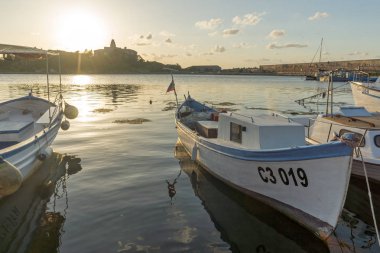 Sozopol, Bulgaristan - 9 Ağustos 2018: Süzebolu bağlantı noktası, Burgaz bölge, Bulgaristan teknesi gün batımı görünümü