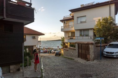 Sozopol, Bulgaristan - 9 Ağustos 2018: Muhteşem gün batımı görünümü eski şehir Sozopol, Burgaz bölge, Bulgaristan, evlerin