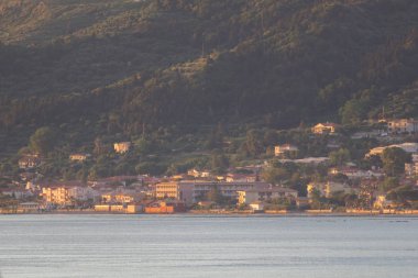 Zakynthos, Yunanistan - 28 Mayıs 2015: Zakynthos kentinin, iyon Island, Yunanistan kostal sokak görünümünden gündoğumu şaşırtıcı