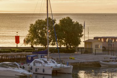 Zakynthos, Yunanistan - 28 Mayıs 2015: Zakynthos kentinin, iyon Island, Yunanistan kostal sokak görünümünden gündoğumu şaşırtıcı