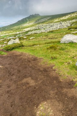 Vitosha Mountain yakınındaki Cherni Vrah tepe, Sofya şehir bölge, Bulgaristan'ın yeşil tepeleri ile manzara