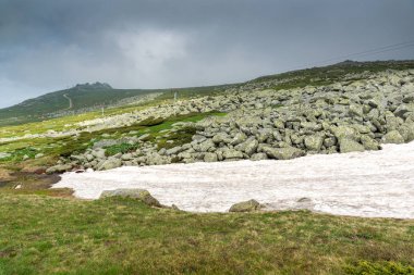 Vitosha Mountain yakınındaki Cherni Vrah tepe, Sofya şehir bölge, Bulgaristan'ın yeşil tepeleri ile manzara