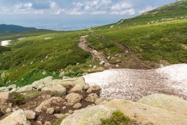 Vitosha Mountain yakınındaki Cherni Vrah tepe, Sofya şehir bölge, Bulgaristan'ın yeşil tepeleri ile manzara