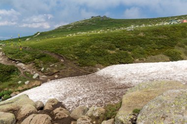 Vitosha Mountain yakınındaki Cherni Vrah tepe, Sofya şehir bölge, Bulgaristan'ın yeşil tepeleri ile manzara