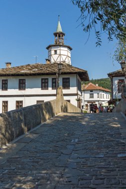 Tryavna, Bulgaristan - 6 Temmuz 2018: Ortaçağ Garbaviat (kambur) Köprüsü ve saat kulesi tarihi şehir, Tryavna, Gabrovo Bölgesi, Bulgaristan