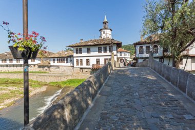 Tryavna, Bulgaristan - 6 Temmuz 2018: Ortaçağ Garbaviat (kambur) Köprüsü ve saat kulesi tarihi şehir, Tryavna, Gabrovo Bölgesi, Bulgaristan