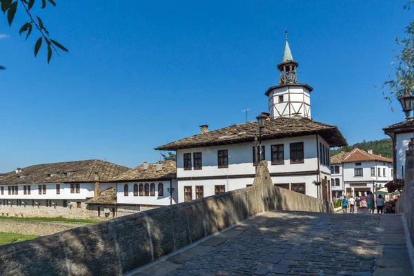 保加利亚特里亚夫纳 2018年7月6日 中世纪加尔巴维亚特 座头鲸 桥和钟楼在历史小镇特里亚夫纳 加布罗沃地区 保加利亚 — 图库照片