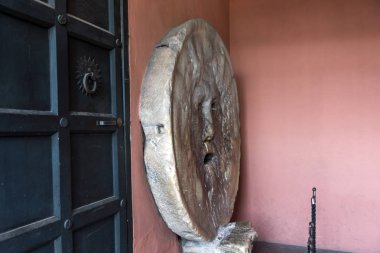 Rome, İtalya - 22 Haziran 2017: Bocca della Verita içinde kilise Santa Maria Cosmedin'deki yılında Roma, İtalya, şehrin içinde