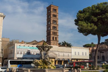 Rome, İtalya - 22 Haziran 2017: Yapı, kilise Santa Maria Cosmedin'deki ve Roma, İtalya'nın şehirde Tritonları Çeşmesi