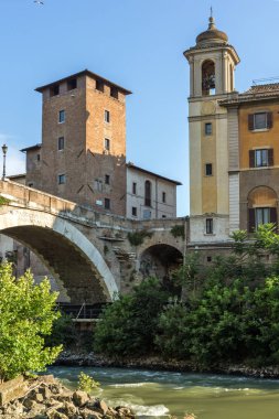Rome, İtalya - 22 Haziran 2017: Cityscape Castello Caetani, Tiber Nehri'ne ve Pons Fabricius City Roma, İtalya